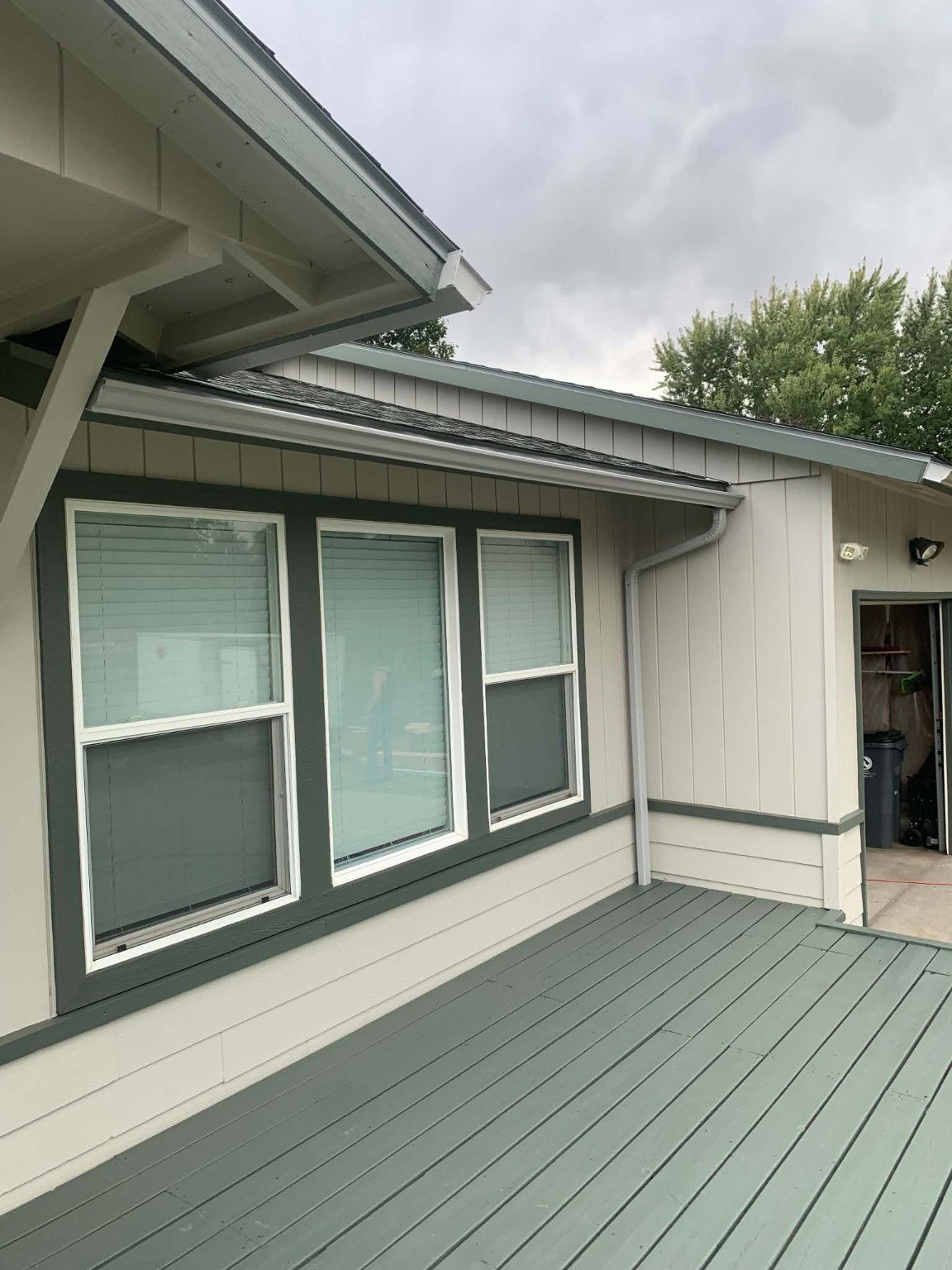 Seamless gutter replacement on a residential home